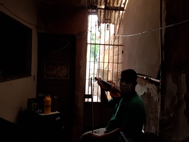 EM CASA, EM CENA, EM CACHOEIRO | OFF – MOSTRA DE TEATRO DE GRUPOS DO ES EM INTERCÂMBIO COM SATYRIANAS/SP